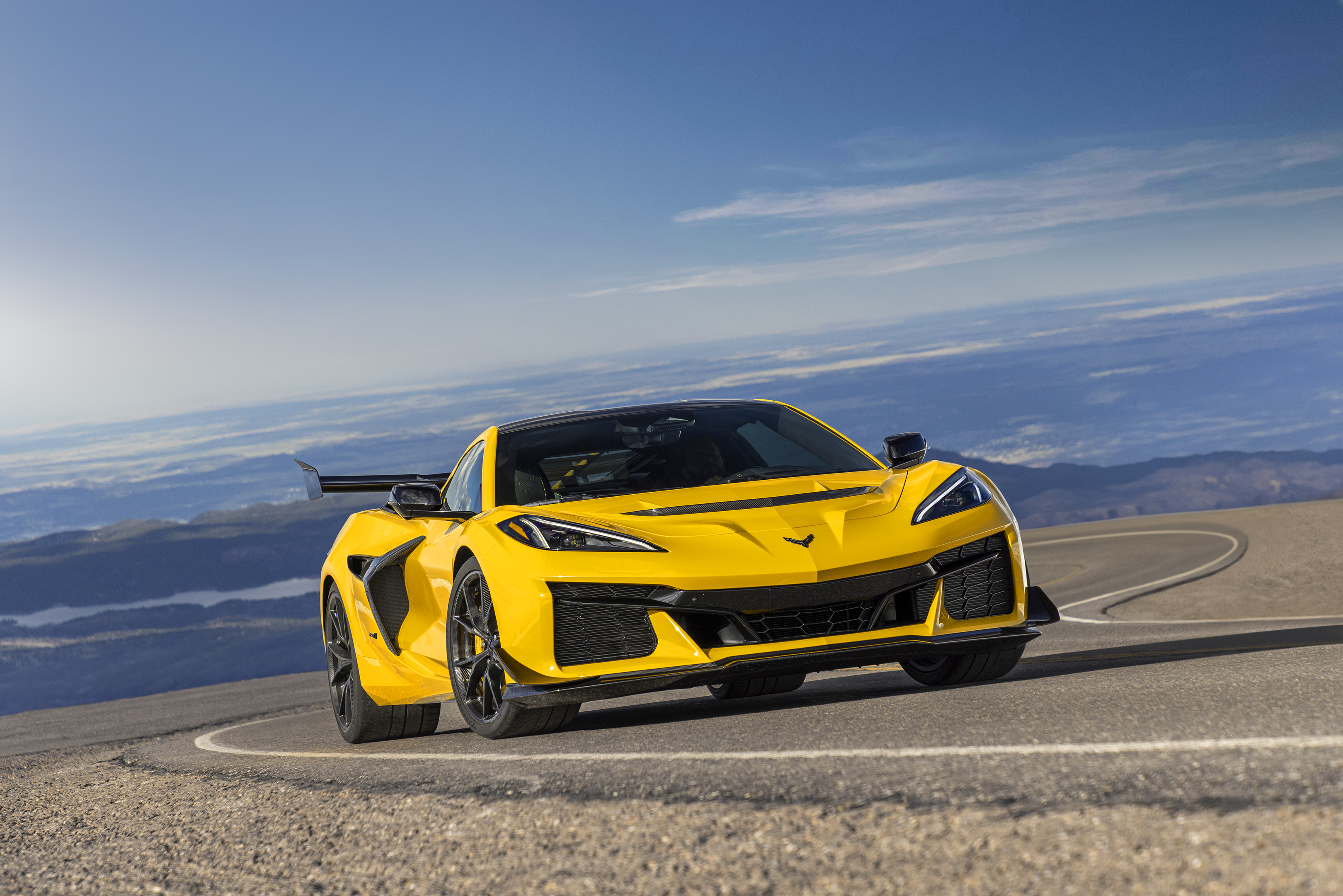 Corvette Rzr Chevy Corvette ZR1 Cleanly Smokes Ferrari And Lamborghini In A Race