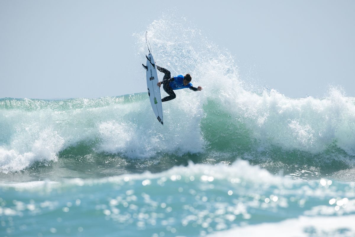 HUNTINGTON BEACH, CALIFORNIA - AUGUST 3: Levi Slawson of the United States surfs in the Final at the Lexus US Open of Surfing on August 3, 2025 at Huntington Beach, California.